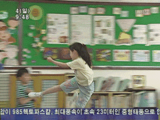 초딩_날라차기_81movjugo.gif