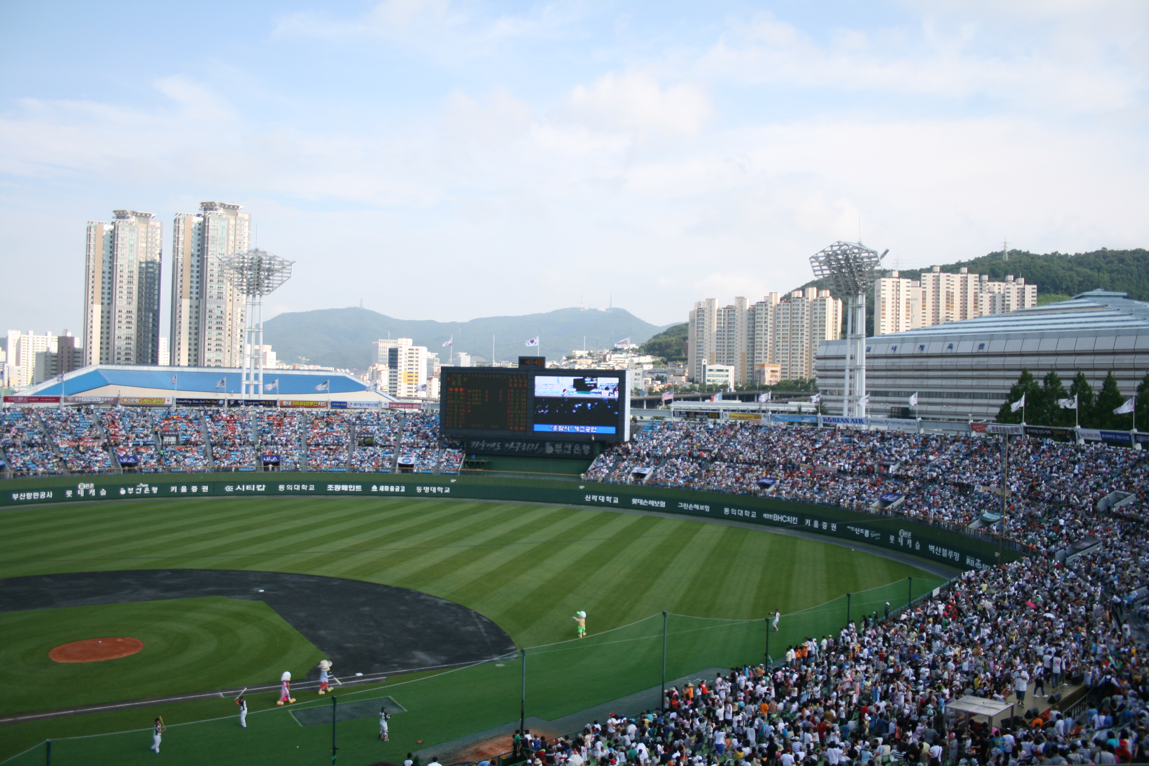 Busan_Sajik_Stadium_20080706.JPG